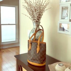 Very good condition LV bucket tote
